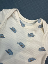 Load image into Gallery viewer, COWBOY HAT KNOTTED GOWN - 0/3M