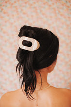 Load image into Gallery viewer, TELETIES ROUND FLAT HAIR CLIP / MEDIUM ALMOND BEIGE