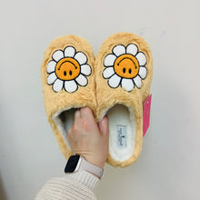 Load image into Gallery viewer, DAISY FLOWER SLIPPERS
