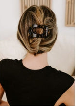 Load image into Gallery viewer, TELETIES ROUND FLAT HAIR CLIP / MEDIUM TORTOISE
